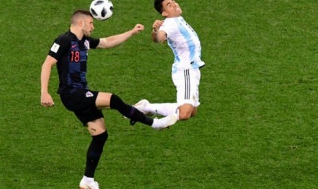 Pemain depan Kroasia Ante Rebic (kanan) melanggar bek Argentina Marcos Acuna pada pertandingan Grup D Piala Dunia 2018 di Nizhny Novgorod Stadium di Nizhny Novgorod, Kamis (21/6).