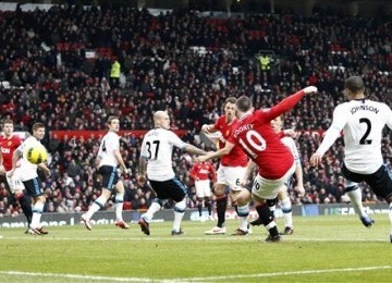 Pemain depan Manchester United, Wayne Rooney (kanan), saat menjebol gawang Liverpool dalam lanjutan pertandingan Liga Inggris di Manchester, Sabtu (11/2).