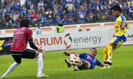 Pemain depan Persib Bandung, Noh Alam Sah (12) dihalangi pemain belakang Gresik United FC Wismoyo (19) pada lanjutan Indonesia Super League (ISL) di stadion Siliwangi Bandung, Jawa Barat, Rabu (11/4).