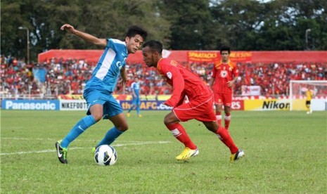 Pemain depan Semen Padang FC, Muhammad Nur Iskandar (kanan), mencoba melewati hadangan pemain belakang Kitchee SC, Tsang Kam To, dalam lanjutan pertandingan Asian Football Confederation (AFC) Cup 2013 di Stadion Agus Salim, Padang, Rabu (10/4). 