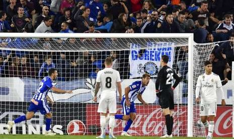 Pemain Deportivo Alaves Manu Garcia (tengah) saat menjebol gawang Real Madrid.