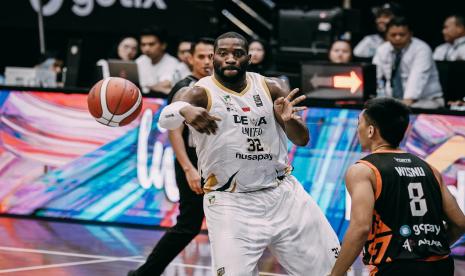 Pemain Dewa United Banten Anthony Johnson.dalam laga IBL 2023 melawan Bumi Borneo Basketball.