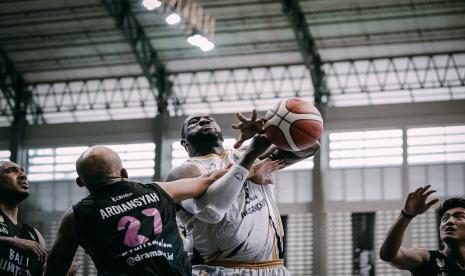 Pemain Dewa United Banten Anthony Johnson.dilanggar saat hendak memasukkan bola dalam laga IBL 2023 melawan Bali United Basketball di Sritex Arena, Solo, KAmis (2/3/2023)