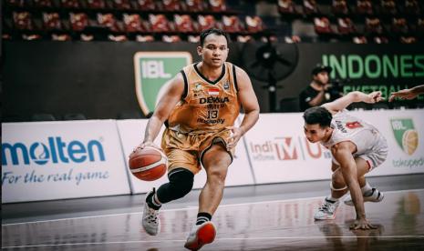 Pemain Dewa United Banten Kaleb Ramot Gemilang beraksi saat melawan Indonesia Patriots pada Seri 4 IBL 2023 di Solo.