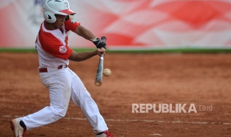 Pemain DKI Jakarta berusaha memukul bola saat bertanding melawan DIY pada babak penyisihan bisbol PON XIX di Lapangan Baseball Arcamanik, Bandung, Jabar, Kamis (22/9).