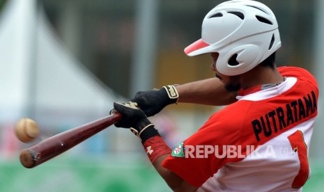 Pemain DKI Jakarta Kogi Putratama berusaha memukul saat babak penyisihan bisbol PON XIX di Lapangan Baseball Arcamanik, Bandung, Jabar, Kamis (22/9). 