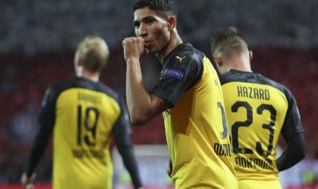 Pemain Borussia Dortmund Achraf Hakimi (tengah) usai menjebol gawang lawan.