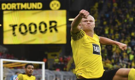 Pemain Dortmund Erling Haaland merayakan setelah mencetak gol kedua timnya selama pertandingan sepak bola Bundesliga Jerman antara Borussia Dortmund dan Union Berlin di Stadion Signal Iduna Park, di Dortmund, Jerman, Minggu, 19 September 2021.