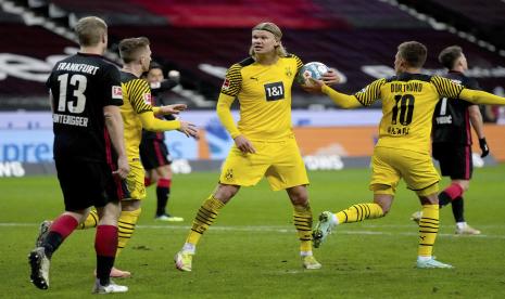 Pemain Dortmund Erling Haaland, tengah, berdebat dengan pemain Frankfurt Martin Hinteregger, kiri, selama pertandingan sepak bola Bundesliga Jerman antara Eintracht Frankfurt dan Borussia Dortmund di Frankfurt, Jerman, Sabtu, 8 Januari 2022. Dortmund mengalahkan Frankfurt dengan 3-2.