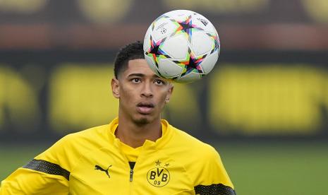  Pemain Dortmund Jude Bellingham berlatih pada sesi latihan terakhir sebelum pertandingan sepak bola Grup G Liga Champions antara Borussia Dortmund dan Manchester City di Dortmund, Jerman, Senin, 24 Oktober 2022.