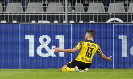 Pemain Borussia Dortmund Raphael Guerreiro yang kini pindah ke Bayern Muenchen.