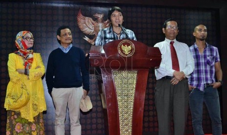  Pemain drum Slank, Bim-Bim Slank (kiri) menggelar jumpa pers usai bertemu dengan Ketua Mahkamah Konstitusi Moh. Mahfud MD (kanan) di Gedung MK, Jakarta, Selasa (22/1). (Republika/Agung Supriyanto)