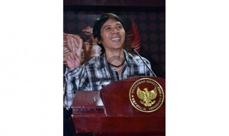  Pemain drum Slank, Bim-Bim Slank (kiri) menggelar jumpa pers usai bertemu dengan Ketua Mahkamah Konstitusi Moh. Mahfud MD (kanan) di Gedung MK, Jakarta, Selasa (22/1). (Republika/Agung Supriyanto)