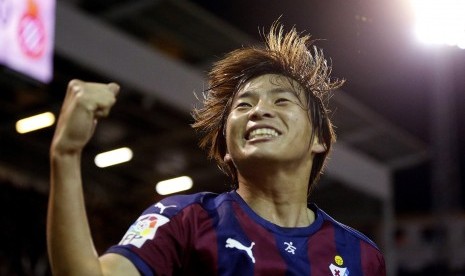 Pemain Eibar asal Jepang Takashi Inui.