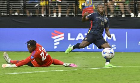 Pemain Ekuador Alan Minda berhasil melewati kiper Jamaika Jahmali Waite dan mencetak gol ketiga bagi timnya dalam pertandingan Grup B Copa America di Las Vegas, AS< Kamis (27/6/2024) pagi WIB.