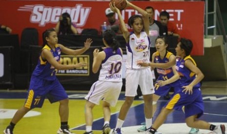 Pemain Emdee Fever Surabaya (putih) beraksi dalam laga WNBL.