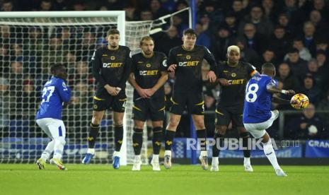 Pemain Everton Ashley Young (kanan) mencetak gol ke gawang Wolverhampton Wanderers lewat tendangan bebas dalam pertandingan Liga Primer Inggris di Goodison Park, Liverpool, Kamis (5/12/2024) dini hari WIB.