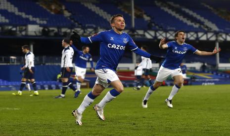 Pemain Everton Bernard merayakan gol ke gawang Tottenham Hotspur pada pertandingan putaran lima Piala FA di Stadion Goodison Park, Kamis (11/2) dini hari WIB.