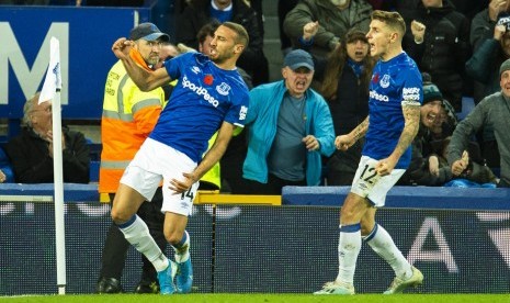 Pemain Everton Cenk Tosun (kiri) merayakan gol yang dicetaknya ke gawang Tottenham Hotspur.