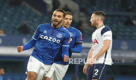 Pemain Everton Dominic Calvert-Lewin (kiri) melakukan selebrasi setelah mencetak gol pembuka timnya pada pertandingan sepak bola putaran ke-5 Piala FA Inggris antara Everton dan Tottenham Hotspur di Goodison Park, Liverpool, Inggris, Kamis (11/2) dini hari WIB.