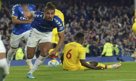  Pemain Everton Dominic Calvert-Lewin merayakan setelah mencetak gol ke gawang Christal Palace saat pertandingan sepak bola Liga Inggris antara Everton dan Crystal Palace di Goodison Park di Liverpool, Inggris,  Jumat (20/5) dini hari WIB.