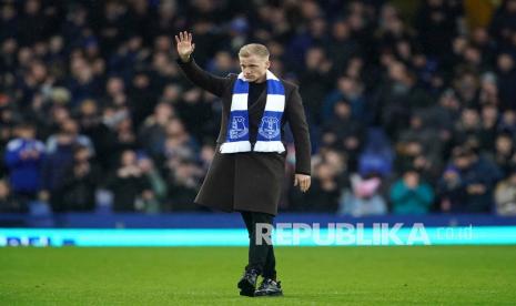  Pemain Everton Donny van de Beek memberi hormat kepada penggemar di babak pertama selama pertandingan sepak bola putaran keempat Piala FA Inggris antara Everton dan Brentford di Goodison Park, Liverpool, Inggris, Sabtu, 5 Februari 2022.