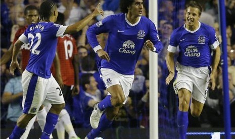 Pemain Everton, Marouane Fellaini (tengah), merayakan golnya usai menjebol gawang Manchester United di laga pembuka musim kompetisi Liga Primer Inggris di Goodison Park, Liverpool, Senin (20/8). 