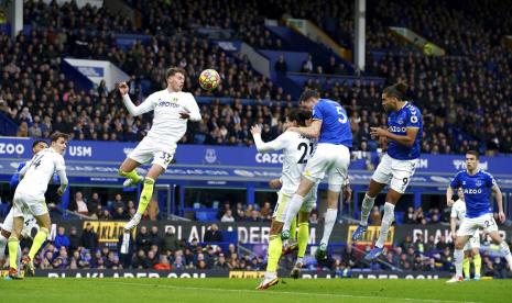 Pemain Everton Michael Keane (tengah kanan) menanduk bola ke gawang Leeds United dalam laga lanjutan Liga Primer Inggris di Goodison Park, Liverpool.