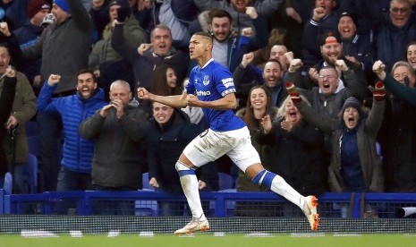 Pemain Everton Richarlison merayakan gol.