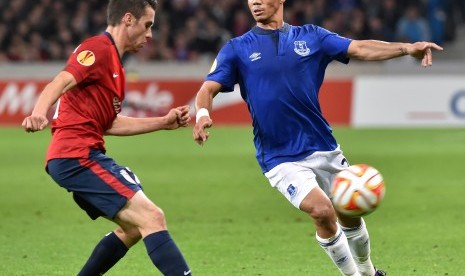 Pemain Everton Steven Pienaar (kanan) membawa bola menghadapi pemain Lille Sebastien Corchia pada fase grup Liga Europa musim 2014-2015, Kamis (23/10).