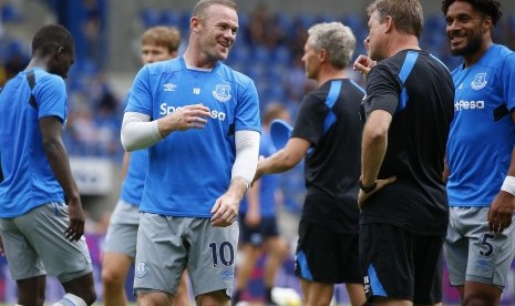 Pemain Everton Wayne Rooney (tengah) bersama pelatih Ronald Koeman dan  Ashley Williams (kanan). 