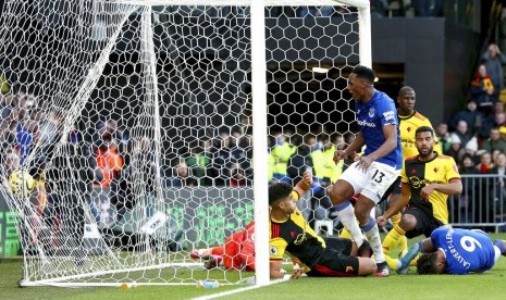 Pemain Everton Yerry Mina (nomor 13) mencetak gol ke gawang Watford.