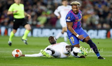  Pemain FC Barcelona Adama Traore (kanan) beraksi melawan pemain SCC Napoli Kalidou Koulibaly saat pertandingan leg pertama play-off Liga Eropa UEFA antara FC Barcelona dan SSC Napoli di stadion Camp Nou di Barcelona, ??Spanyol, Jumat (18/2/2022). 