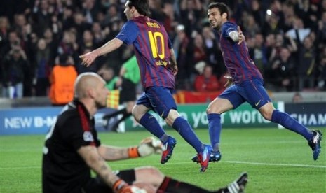 Pemain FC Barcelona, Lionel Messi dan Cesc Fabregas (kanan) usai mencetak gol ke gawang AC Milan.   (Foto : Felice Calabro/AP)