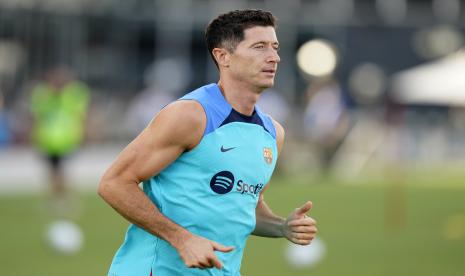  Pemain FC Barcelona Robert Lewandowski kembali ke klub lamanya Bayern Muenchen untuk mengucapkan selamat tinggal.