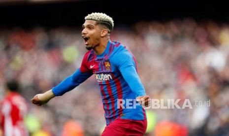 Bek Barcelona Ronald Araujo. Barcelona akan tampil tanpa Ronald Araujo ketika menjamu Napoli di leg pertama babak 16 besar Liga Europa, di Stadion Camp Nou, Jumat (18/2/2022) dini hari WIB. Araujo masih dibekap cedera.