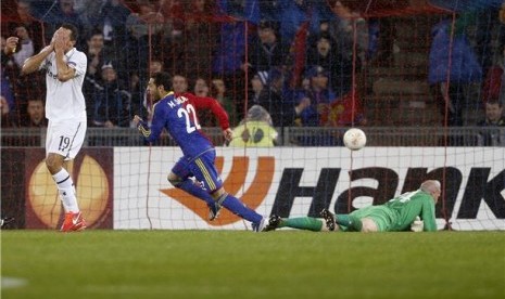 Pemain FC Basel, Mohamed Salah (tengah), berlari usai menjebol gawang Tottenham Hotspur di leg kedua babak perempat final Liga Europa di Basel pada Kamis (11/4). 