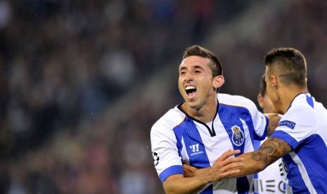 Pemain FC Porto, Hector Herrera (kiri), melakukan selebrasi usai merobek gawang Lille di laga pertama babak playoff Liga Champions di Lille, Prancis, Rabu (20/8). 