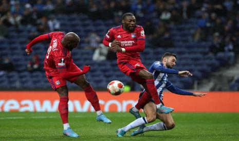  Pemain FC Porto Joao Mario (kanan) lawan Toko Ekambi (tengah) serta Moussa Bembele di Liga UEFA Europa antara Porto melawan Olympique Lyon, Dragao Stadium, Porto, Portugal