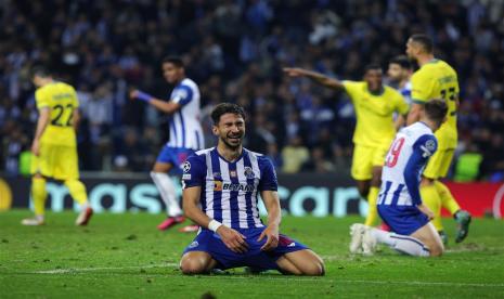 Pemain FC Porto Marko Grujic kecewa setelah melewatkan peluang dalam pertandingan leg kedua babak 16 besar Liga Champions antara FC Porto dan Inter Milan, di Porto, Portugal, Rabu (15/3/2023) dini hari WIB.