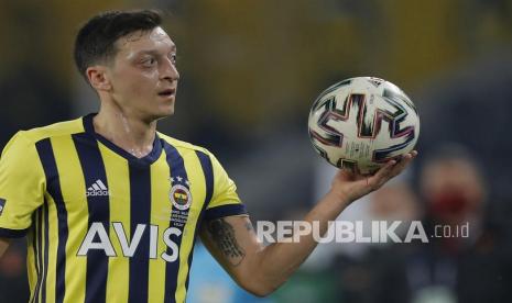 Mesut Ozil saat berseragam Fenerbahce. 