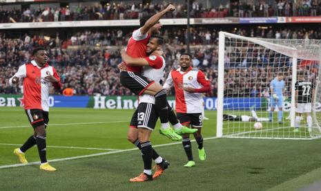 Pemain Feyenoord merayakan dengan David Hancko, tengah berdiri, yang mencetak gol kedua timnya selama pertandingan sepak bola Grup F Liga Europa antara Feyenoord dan Sturm Graz di stadion De Kuip. 