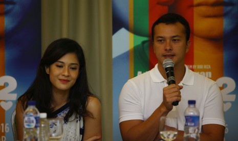 Pemain film Ada Apa Dengan Cinta (AADC) 2, Dian Sastrowardoyo (kiri) dan Nicholas Saputra (kanan) menjawab pertanyaan wartawan saat jumpa pers jelang peluncuran AADC 2 di Yogyakarta, Jumat (22/4). 