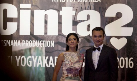 Pemain film Ada Apa Dengan Cinta (AADC) 2, Dian Sastrowardoyo (kiri) dan Nicholas Saputra (kanan) berpose saat menghadiri gala premiere film AADC 2 di Yogyakarta. 