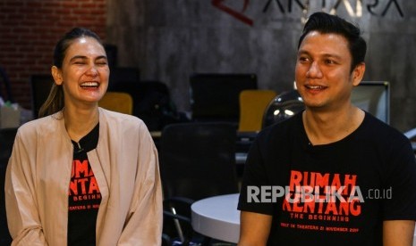 Pemain film Rumah Kentang: The Beginning Luna Maya (kiri) dan Christian Sugiono (kanan) berbincang saat kunjungan ke Kantor Berita Antara, di Wisma Antara, Jakarta, Rabu (13/11/2019).