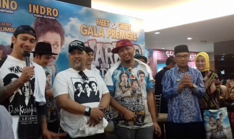 Pemain film Warkop DKI Reborn: Jangkrik Bos Part 1 bersama Wali Kota Bandung Ridwan Kamil