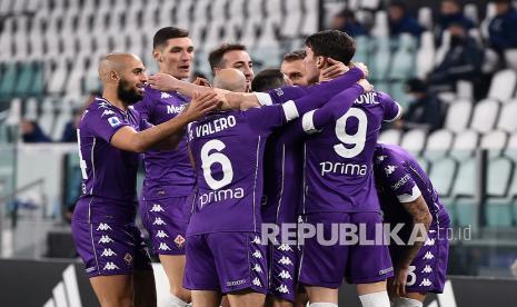 Pemain Fiorentina Dusan Vlahovic (kanan), melakukan selebrasi setelah mencetak gol pada pertandingan sepak bola Serie A antara Juventus dan Fiorentina, di Allianz Stadium di Turin, Italia, Rabu (23/12) dini hari WIB.