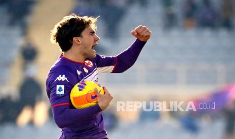 Striker Fiorentina Dusan Vlahovic merayakan golnya dalam pertandingan sepak bola Serie A Liga Italia antara Fiorentina dan Sassuolo di Stadion Artemio Franchi di Florence, Italia, Ahad (19/12) malam WIB. Vlahovic menjadi salah satu aktor utama Fiorentina terhindar dari kekalahan saat menjamu Sassuolo. Kedua tim bermain imbang 2-2.