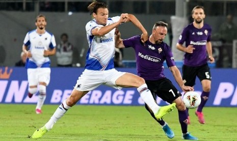 Pemain Fiorentina Franck Ribery (Kanan) dan pemain Sampdoria Albi Ekdal (kiri) bertarung memperebutkan bola dalam pertandingan lanjutan Liga Italia di Stadion Artemio Franchi, Kamis (26/9) dini hari.