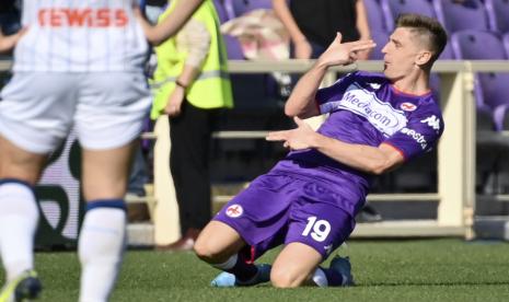 Pemain Fiorentina Krzysztof Piatek merayakan setelah mencetak gol selama pertandingan sepak bola Serie A antara Fiorentina dan Atalanta, di stadion Artemio Franchi Florence, Italia, Ahad (20/2/2022).